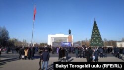 Ала-Тоо аянтына чогулган эл. Бишкек шаары. 11-январь, 2021-жыл.