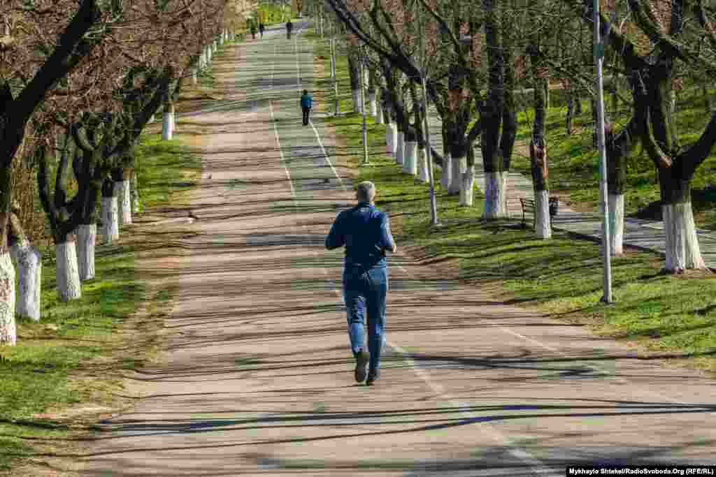 Траса здоров&#39;я &ndash; пішохідна зона вздовж морського узбережжя. Незважаючи на заборону, тут продовжують бігати та їздити на велосипедах. Одеса, 6 квітня 2020 року