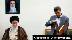 محمود احمدی‌نژاد (راست) و آیت‌الله علی خامنه‌ای