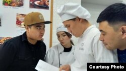 «Кошунаны тандабайт» сериалынын тартылып жаткан учуру. 2019-жыл. (Cүрөт «1.1TV» компаниясына таандык).