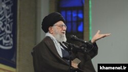 آیت‌الله خامنه‌ای از اینکه مخالفت با حجاب اجباری «از دهان برخی خواص» هم شنیده می‌شود بشدت انتقاد کرد.