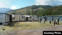 Директор школы уверен, дети в таких условиях не могут получить должного образования (фото ИА «РЕС»)