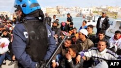 Туніські біженці чекають на оформлення документів, Лампедуза, Італія, 30 березня 2011 року