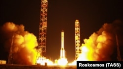 Ракета-носитель «Протон-М» с разгонным блоком «Бриз-М» и российскими телекоммуникационными спутниками «Экспресс-80» и «Экспресс-103» стартует со стартовой площадки на космодроме Байконур. 31 июля 2020 года.