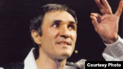 Վարդան Պետրոսյանը ներկայացման ժամանակ, արխիվ