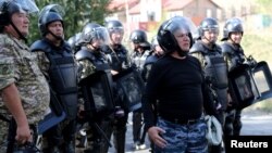 Кашкар Жунушалиев атайын даярдыктагы милиция кызматкерлери менен. 8-август, 2019-жыл. Кой-Таш.   