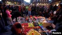 مردم بروکسل به یاد قربانیان شمع روشن کرده‌اند.