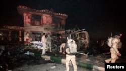 نیروهای عراقی در محل انفجار در شهر حله