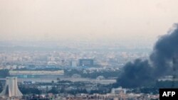 Ирандын мамлекеттик телерадиокомпаниясы жайгашкан "Азади" мунарасы соккудан кийин. Тегеран, 16-июнь, 2025-жыл.  