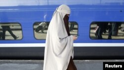 گزارش شده کنزا دریدا از مخالفان این قانون در مقابل نوتردام دستگیر شده است.