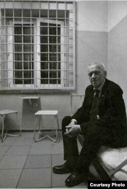 Корнель Моравецкий, венрнувшийся в свою тюремную камеру в Варшаве, 2015