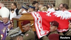 Солдаты польской армии несут гроб с телом погибшего президента Леха Качиньского