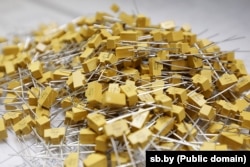 Кандэнсатары вайсковай прыёмкі вытворчасьці віцебскага завода «Маналіт». Фотаздымак sb.by