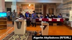 Таластагы шайлоо тилкелеринин бири. Добушкана жабылар алдында тартылган сүрөт. 