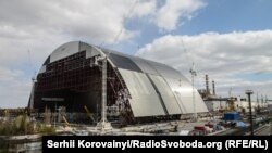 Загальний вигляд проммайданчику ЧАЕС: за аркою ​– четвертий енергоблок 