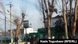 У ворот тюрьмы в поселке Заречный Алматинской области. Иллюстративное фото.
