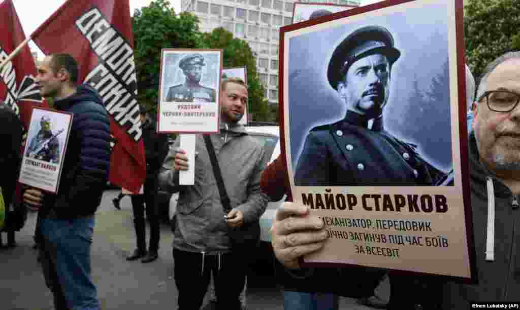 Активісти намагалися пройти максимально близько до ходи, втім, їм завадила поліція