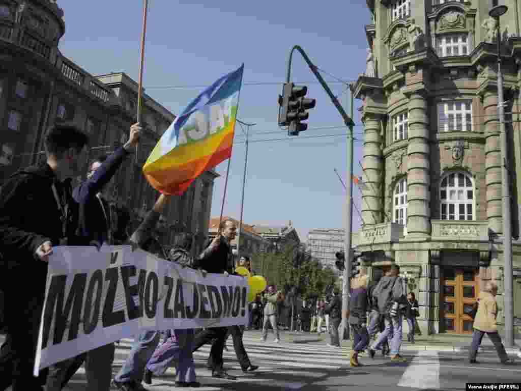 Сербська поліція заарештувала понад 200 осіб після масових заворушень, які сталися у неділю, коли кілька тисяч активістів праворадикальних угруповань протестували проти ґей-параду. Поранення отримали 147 поліцейських та 22 демонстранти