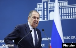 Міністр закордонних справ Вірменії Арарат Мірзоян (на фото немає) та міністр закордонних справ Росії Сергій Лавров під час спільної пресконференції в МЗС Вірменії, 21 травня 2025 року