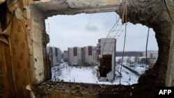  ساختمانی در تلستیلشیک، در شرق اوکراین که هدف گلوله قرار گرفته است