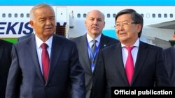 Ўзбекистон Президенти Ислом Каримовни Бишкек аэропортида Қирғизистон Бош вазири Жанторо Сатибалдиев кутиб олди.