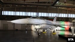 Снимка на първия български изтребител F-16 Block 70
