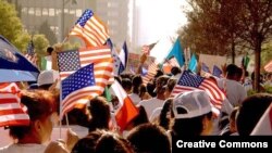 اين نخستين بار بود که جمعيت کثيری از مخالفان قوانين مهاجرت آمريکا پس از تظاهرات اول ماه مه يا «روز کارگر» که با برخورد و خشونت پليس شهر لس آنجلس با آنها خاتمه يافت به خيابان ها می آمدند.