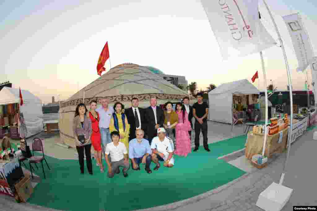 Көргөзмөгө катышып жаткан кыргызстандыктар: ортодо консул Учкун Эралиев (солдо) менен ишкер Кубанычбек Төрөбаев (оңдо).