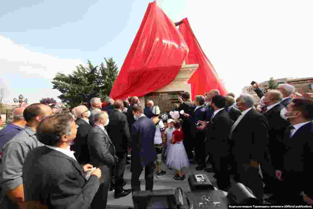 Ачылышка Кечиөрендин мэри Тургут Алтынок, Кыргызстандын Түркиядагы элчиси Кубанычбек Өмүралиев жана эл аралык уюмдардын өкүлдөрү, кыргызстандыктар катышты.