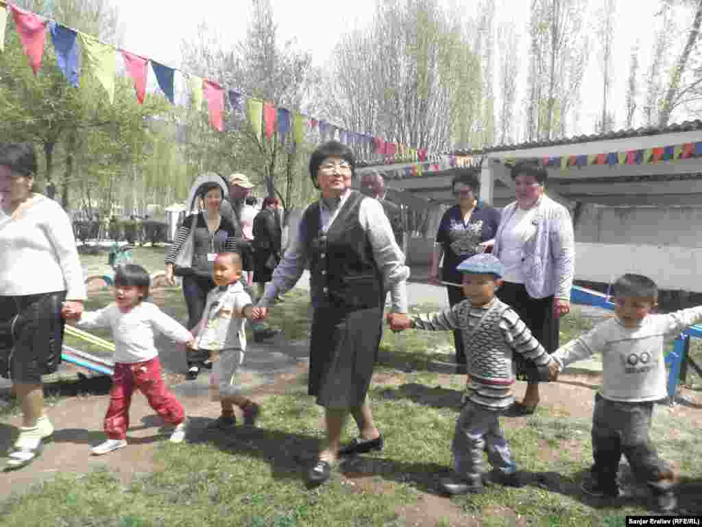 Роза Отунбаева экс-президент КР во время поездки в Ошскую область.