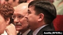 Данир Гайнуллин (у) Башкортстанның элекке башлыгы Рөстәм Хәмитов белән, архив фотосы