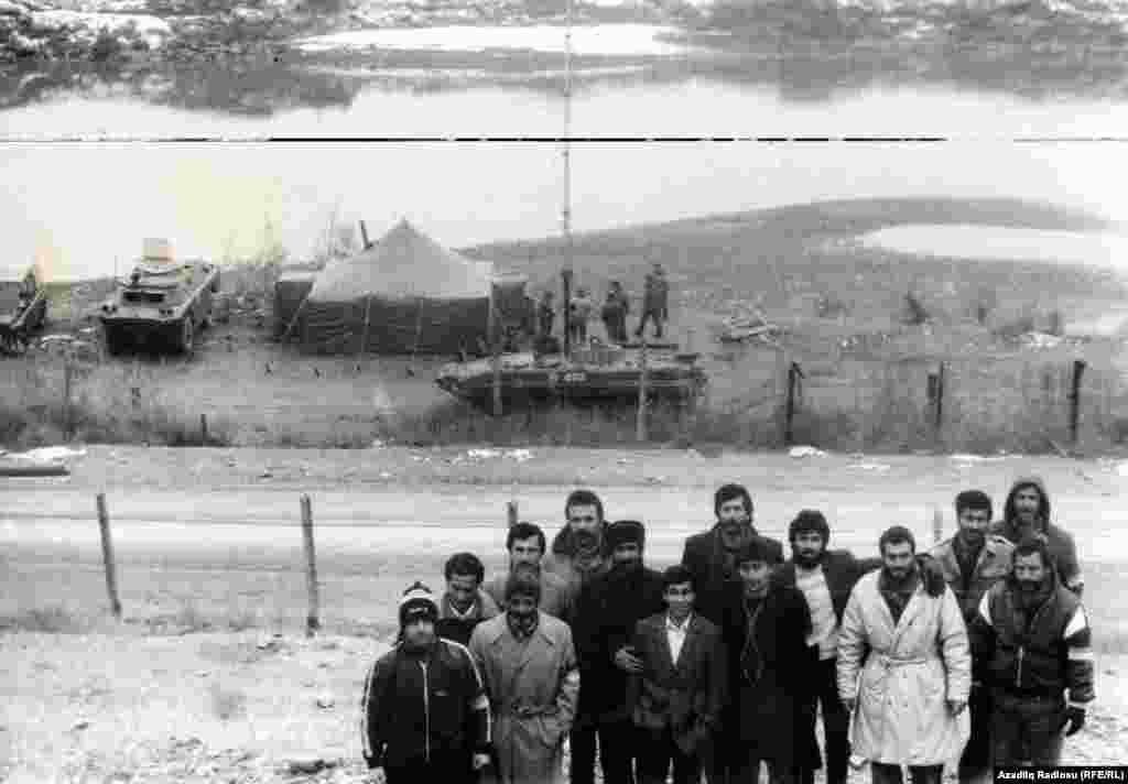 Aksiyaya qatılanlar yasaq sərhəd zolağında xatirə fotosu çəkdirirlər. Zolağın o tayında &ndash; Araz çayı sahilində sərhədçilərə kömək üçün göndərilən sovet əsgərləri çadır qurub keşik çəkirlər.