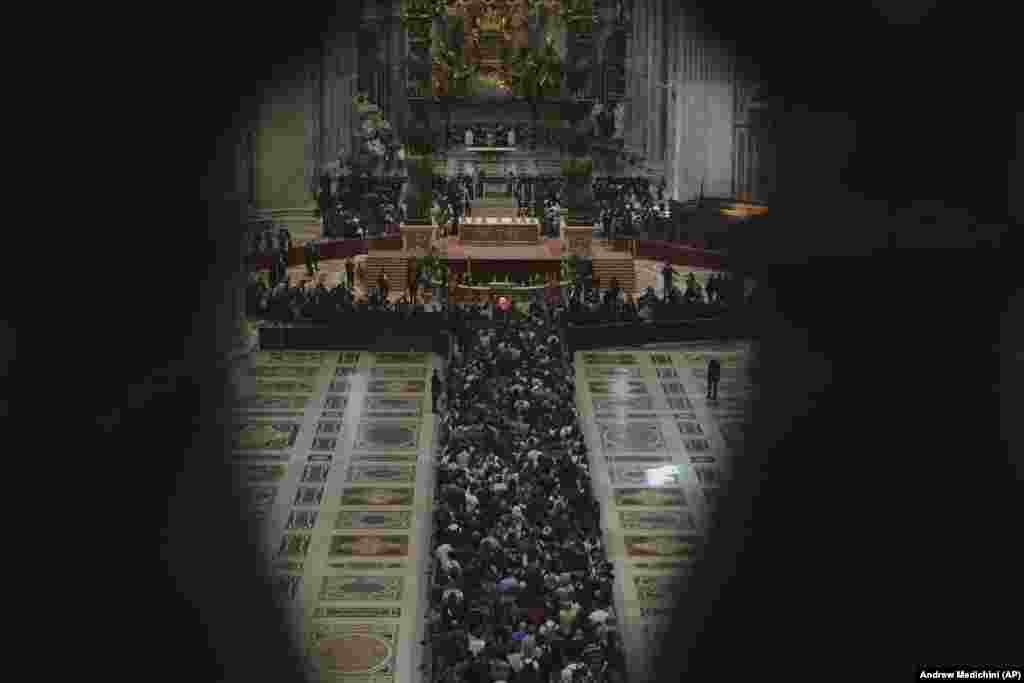 На похорон очікується прибуття 130 делегацій, включаючи 50 глав держав та 10 чинних монархів