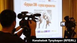 Видеооператор во время работы на форуме региональных СМИ.