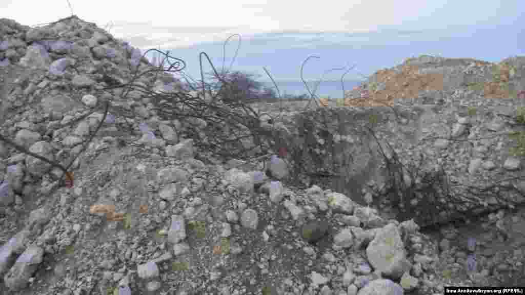 На бывшей строительной площадке теперь насыпные земляные горы вперемешку с арматурой и остатками железобетонной конструкции