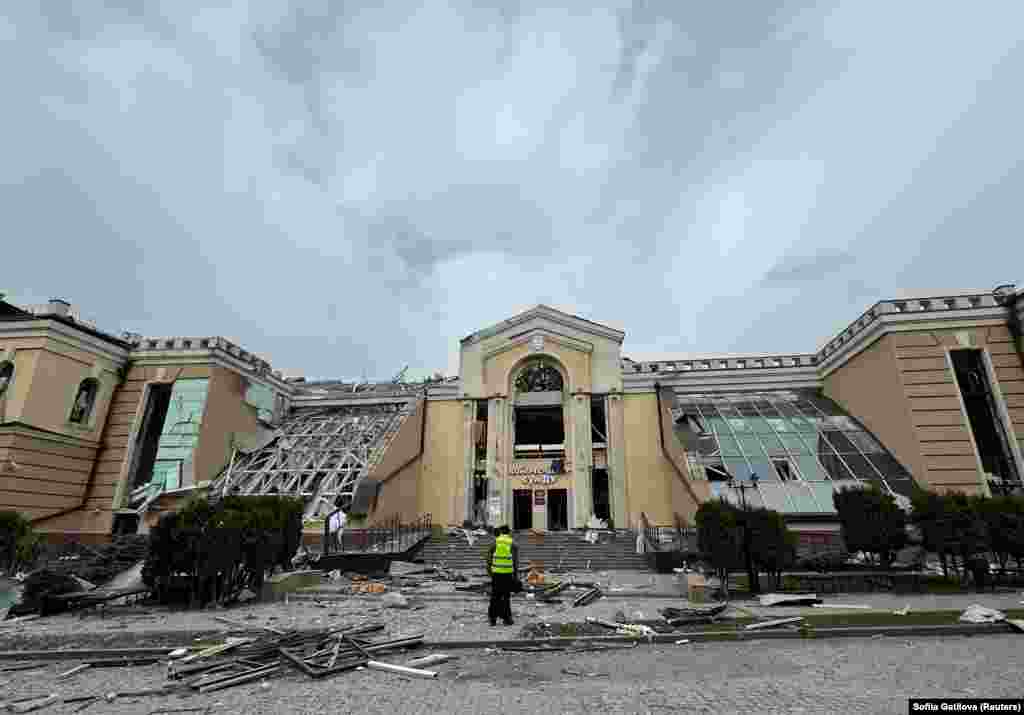 У выніку абстрэлу пацярпеў будынак Сумскага дзяржаўнага ўнівэрсытэту. У выніку ўдару пашкоджана шмат гістарычных будынкаў. Таксама пацярпелі будынак дзіцячага тэатру, унівэрсытэцкая бібліятэка, Інстытут фізыкі, царква.