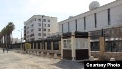 Огромного участка земли в центре Сухума Российскому посольству не хватило, и оно отрезало для себя еще и городской тротуар, поставив прямо на нем охранную будку. Фото: «Нужная газета»