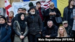 С 10 сентября отцы и их единомышленники протестуют в перманентном режиме у здания парламента