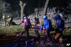 Ратавальныя працы пасьля расейскага паветранага нападу на Кіеў