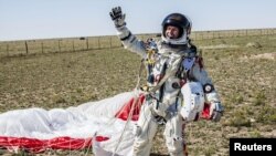 Феликс Баумгартнер жерге ийгиликтүү конду. 