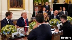 АКШ президенти Дональд Трамп, Украинанын лидери Владимир Зеленский жана европалык лидерлер Ак үйдө, 18-август, 2025-жыл