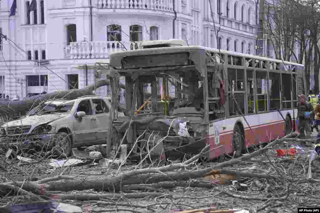 Згарэлы аўтобус на вуліцы гораду Сумы