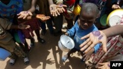 آشوب بر سر غذا در کشورهای فقیر رخ می دهد و این مسئله موجب می شود تا تلاش هایی که برای خارج کردن آفریقا از فقر صورت گرفته، به نتیجه نرسد. (عکس: AFP)