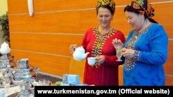 Saglyk ministrligi adamlara çaýy prezidentiň kitabynda beýan edilişi ýaly demlemegi maslahat berýär. 