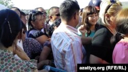 Желающие попасть на оглашение приговора по делу "о беспорядках в Жанаозене". Фото предоставлено  блогером Диной Байдилдаевой. Актау, 4 июня 2012 года. 