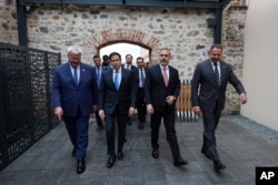 Зліва направо: міністр закордонних справ України Андрій Сибіга, держсекретар США Марко Рубіо, міністр закордонних справ Туреччини Хакан Фідан та керівник Офісу президента України Андрій Єрмак прибувають до палацу Долмабахче в Стамбулі,16 травня 2025 року