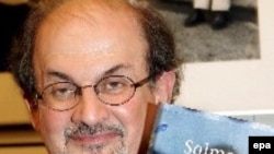 اين نويسنده بريتانيايی هندی تبار، جوايز متعددی را به خاطر ۱۳ کتاب خود، از جمله «بچه های نيمه شب» دريافت کرده است.