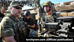 Серед основних напрямків розвитку оборонного сектору Олександр Турчинов (на фото – ліворуч) називає посилення протиповітряної оборони та закупівлю артилерійського озброєння 