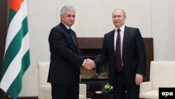 Как это обычно бывает, детали того, что обсуждал Хаджимба с Путиным, а затем и с его помощником Сурковым и министром энергетики РФ Новаком, и договоренности, к которым они пришли, будут выявляться позднее, постепенно