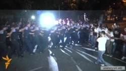 Ոստիկանությունը ցրեց ցույցը, բացեց Բաղրամյան պողոտան